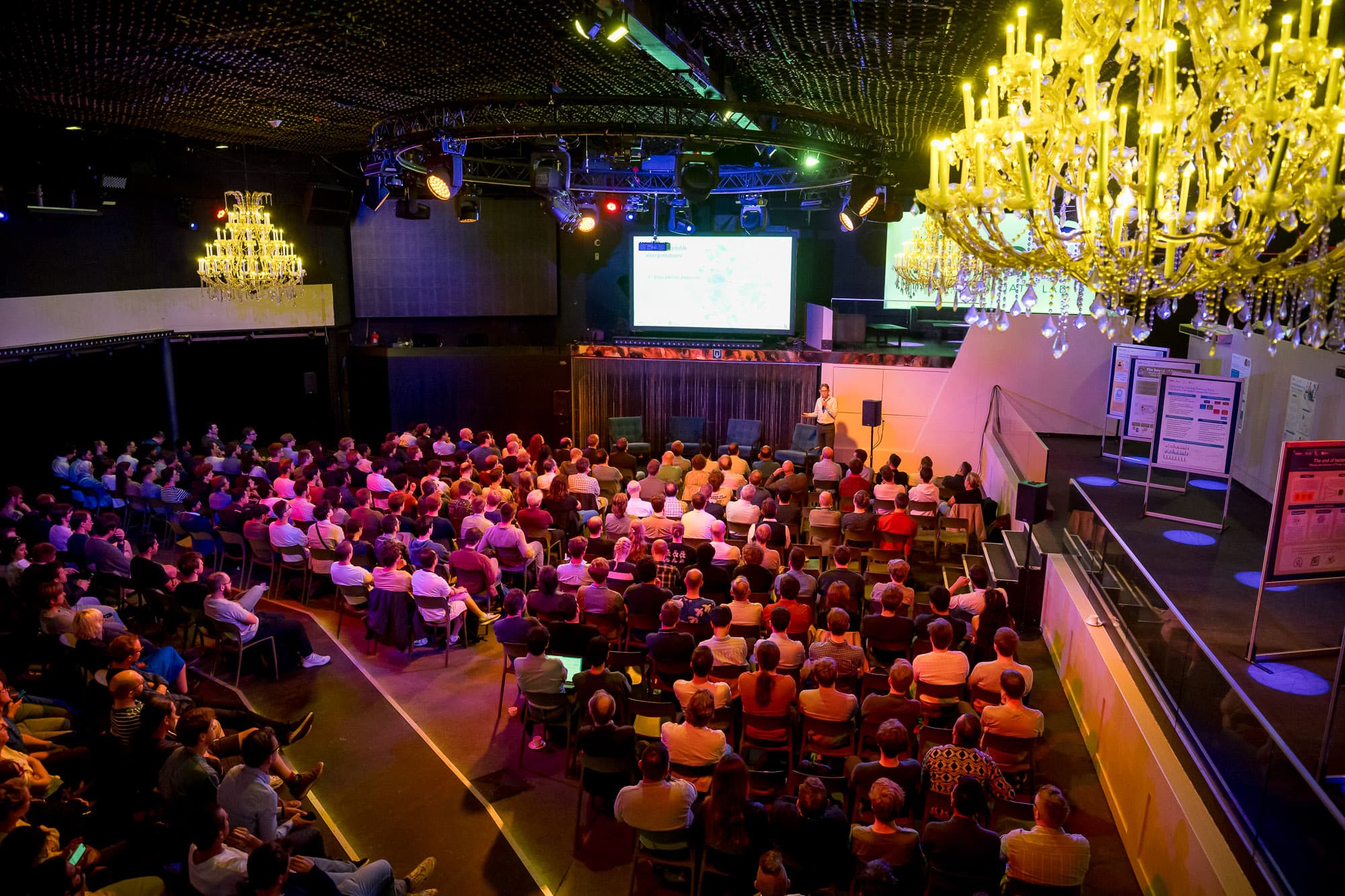 Publiek bij een seminarie in de Main Room van DOCK 3